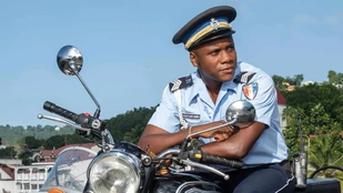 Tobi Bakare als Officer JP Hooper