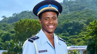 Tahj Miles als Officer Marlon Pryce