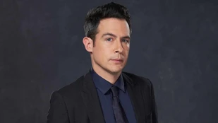 John Boyd als Agent Stuart Scola