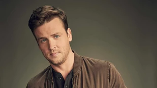 Jack Cutmore-Scott als Freddy