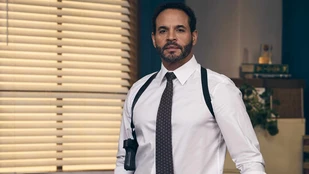 Daniel Sunjata als Karadec