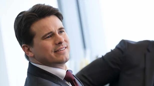 Jason Ritter als Julian