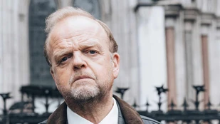 Toby Jones als Alan Bates