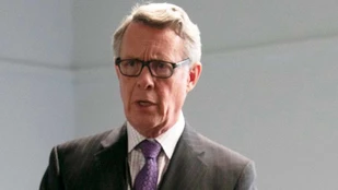 Alex Jennings als James