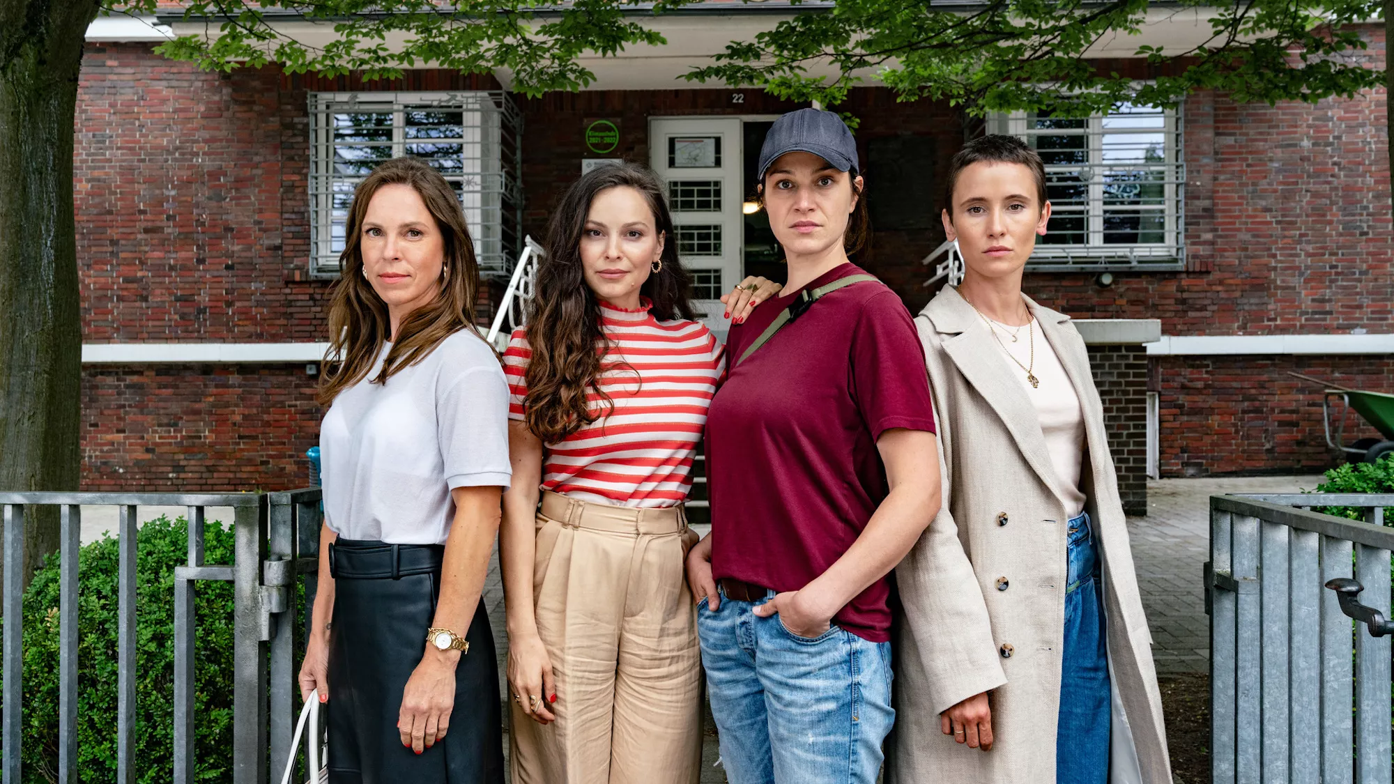 Neuland - Streams, Episodenguide und News zur Serie
