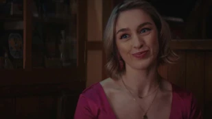 Danielle Galligan als Mal