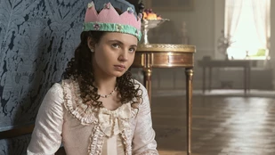 Connie Jenkins-Greig als Lady Violet Ledger