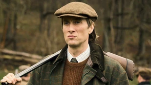 Oliver Chris als James