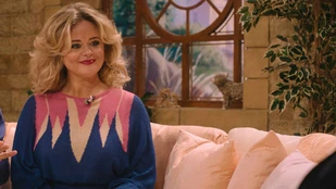 Emily Atack als Sarah