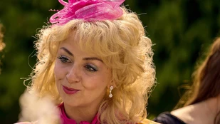 Lisa McGrillis als Valerie