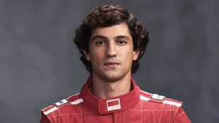 Gabriel Leone als Senna