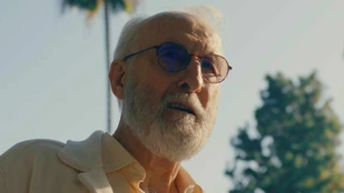 James Cromwell als Jonathan Siegel