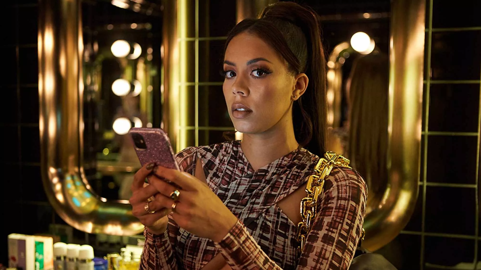 Superhoe - Episodenguide und News zur Serie