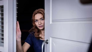 Eleanor Tomlinson als Evie