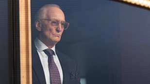 Charles Dance als Timothy Winthrop