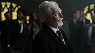 Derek Jacobi als Sir Ralph Unwin