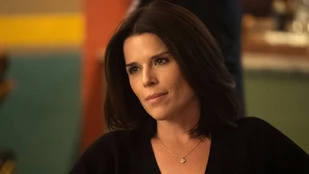 Neve Campbell als Maggie