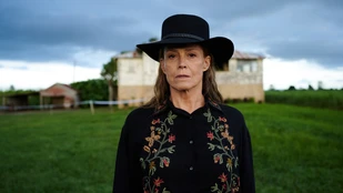 Sigourney Weaver als June