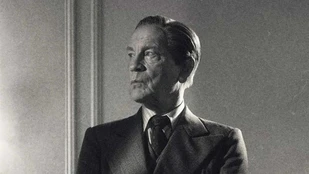 John Malkovich als Lucien Lelong
