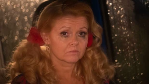 Sian Gibson als Kath