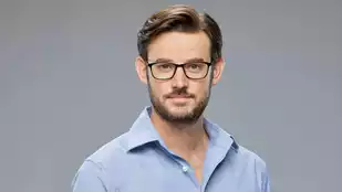 Evan Williams als Elliot Augustine