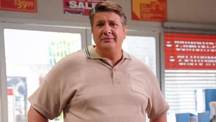 Lance Barber als George