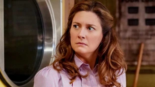 Zoe Perry als Mary